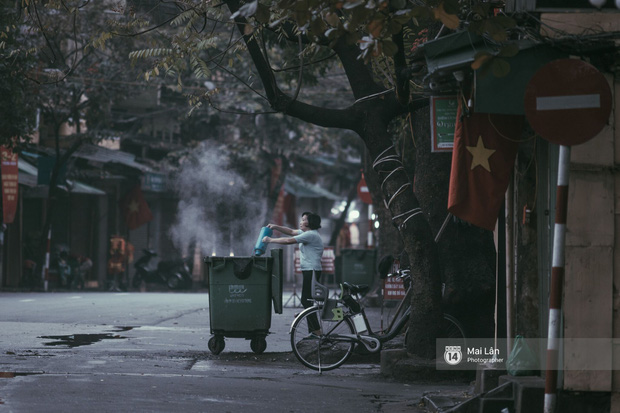 Hà Nội sáng mùng 1 Tết Canh Tý: Sau trận mưa lớn đêm 30, đường phố vắng vẻ như trong cuốn phim cũ nhuốm màu thời gian - Ảnh 13.