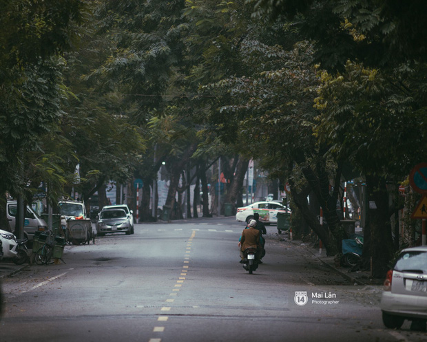Hà Nội sáng mùng 1 Tết Canh Tý: Sau trận mưa lớn đêm 30, đường phố vắng vẻ như trong cuốn phim cũ nhuốm màu thời gian - Ảnh 16.