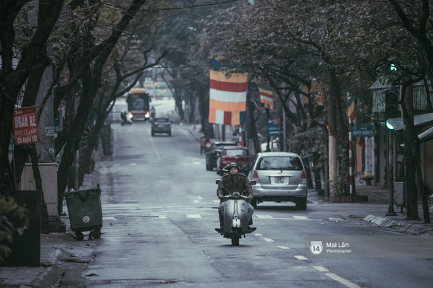 Hà Nội sáng mùng 1 Tết Canh Tý: Sau trận mưa lớn đêm 30, đường phố vắng vẻ như trong cuốn phim cũ nhuốm màu thời gian - Ảnh 4.