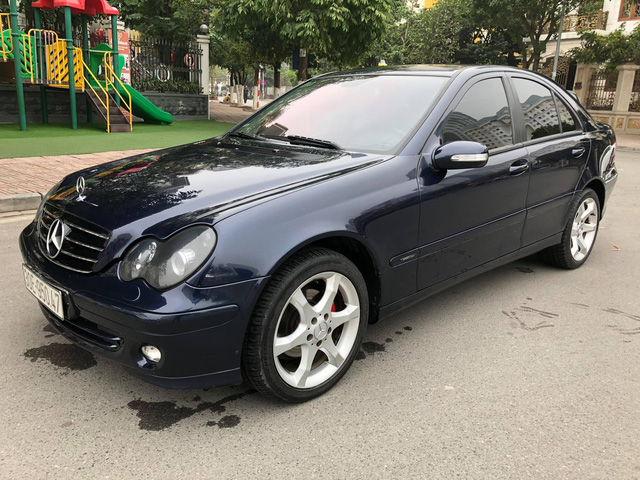  Bán Mercedes-Benz C180K Sport màu hiếm giá chưa đến 300 triệu, chủ xe hứng trọn ‘gạch đá’ đầu xuân  - Ảnh 1.