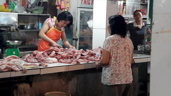 Giá thịt lợn tăng và người tiêu dùng đang bị móc túi - Ảnh 1.