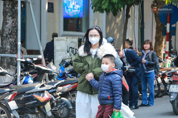 Hiệu thuốc ở Hà Nội cháy hàng khẩu trang y tế, người dân đi uống cafe cũng bịt mặt kín mít vì lo sợ virus Corona - Ảnh 1.