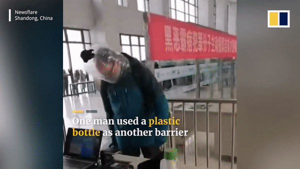 Trước tình hình dịch viêm phổi Vũ Hán, người dân Trung Quốc đi ra đường với thùng nhựa trên đầu, đeo găng tay và xịn nhất là tài xế taxi - Ảnh 2.