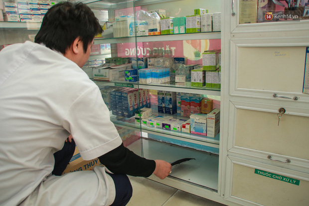 Hiệu thuốc ở Hà Nội cháy hàng khẩu trang y tế, người dân đi uống cafe cũng bịt mặt kín mít vì lo sợ virus Corona - Ảnh 4.