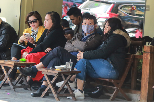 Hiệu thuốc ở Hà Nội cháy hàng khẩu trang y tế, người dân đi uống cafe cũng bịt mặt kín mít vì lo sợ virus Corona - Ảnh 5.
