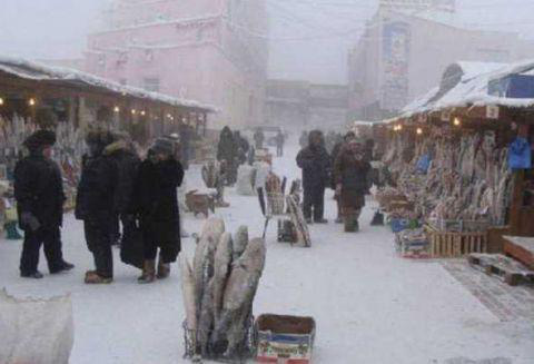 Thành phố lạnh lẽo nhất thế giới: Âm 64 độ, ngoài chợ chỉ bán 1 loại thực phẩm duy nhất - Ảnh 2.