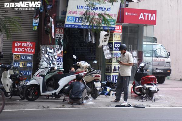 Sau chỉ đạo của thành phố, vỉa hè nhiều tuyến phố Hải Phòng vẫn bị bức tử - Ảnh 6.