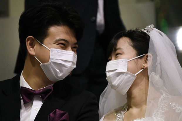 6000 cặp đôi trong đám cưới tập thể ở Hàn Quốc giữa dịch virus corona: Người đeo khẩu trang kín mít, người vẫn bất chấp trao nụ hôn - Ảnh 1.