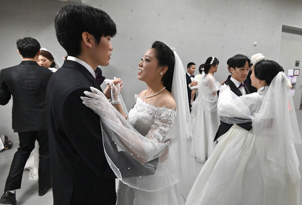 6000 cặp đôi trong đám cưới tập thể ở Hàn Quốc giữa dịch virus corona: Người đeo khẩu trang kín mít, người vẫn bất chấp trao nụ hôn - Ảnh 2.