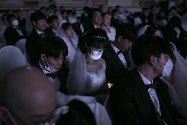 6000 cặp đôi trong đám cưới tập thể ở Hàn Quốc giữa dịch virus corona: Người đeo khẩu trang kín mít, người vẫn bất chấp trao nụ hôn - Ảnh 11.
