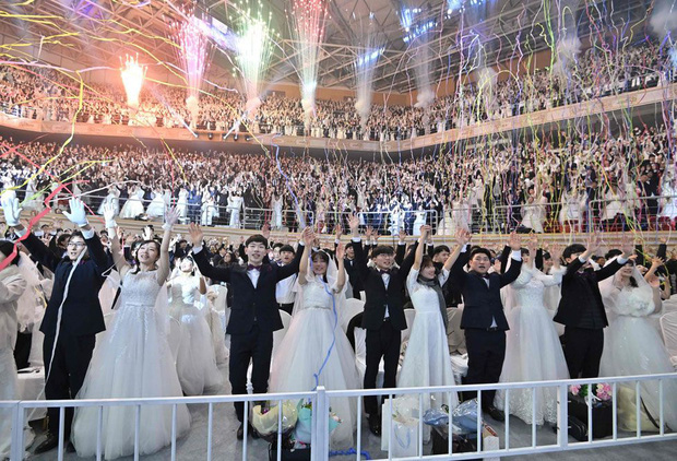 6000 cặp đôi trong đám cưới tập thể ở Hàn Quốc giữa dịch virus corona: Người đeo khẩu trang kín mít, người vẫn bất chấp trao nụ hôn - Ảnh 13.