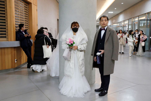 6000 cặp đôi trong đám cưới tập thể ở Hàn Quốc giữa dịch virus corona: Người đeo khẩu trang kín mít, người vẫn bất chấp trao nụ hôn - Ảnh 3.