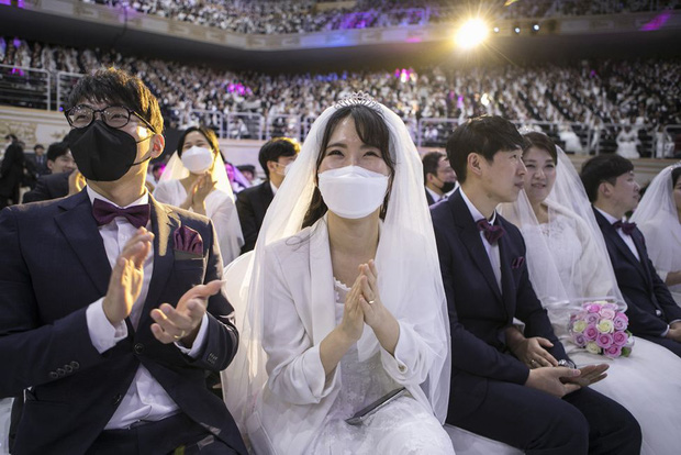 6000 cặp đôi trong đám cưới tập thể ở Hàn Quốc giữa dịch virus corona: Người đeo khẩu trang kín mít, người vẫn bất chấp trao nụ hôn - Ảnh 4.