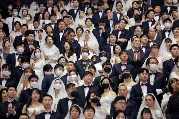 6000 cặp đôi trong đám cưới tập thể ở Hàn Quốc giữa dịch virus corona: Người đeo khẩu trang kín mít, người vẫn bất chấp trao nụ hôn - Ảnh 5.