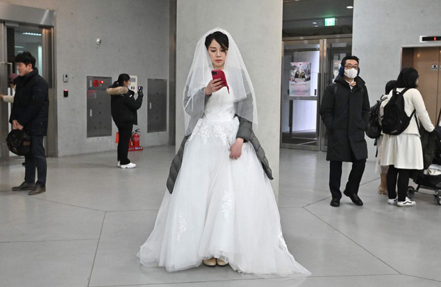 6000 cặp đôi trong đám cưới tập thể ở Hàn Quốc giữa dịch virus corona: Người đeo khẩu trang kín mít, người vẫn bất chấp trao nụ hôn - Ảnh 7.