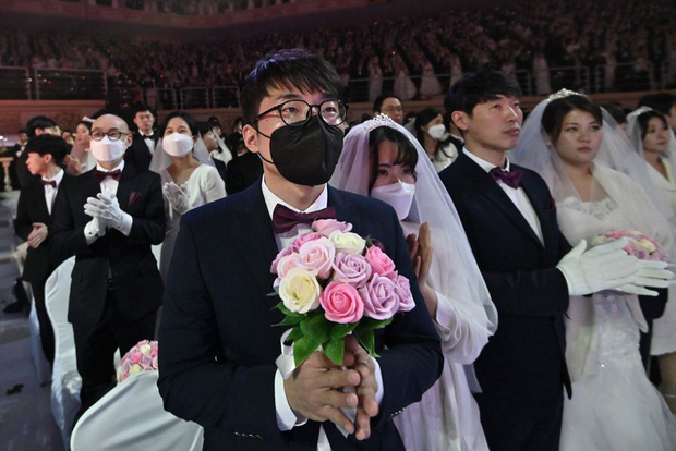 6000 cặp đôi trong đám cưới tập thể ở Hàn Quốc giữa dịch virus corona: Người đeo khẩu trang kín mít, người vẫn bất chấp trao nụ hôn - Ảnh 10.