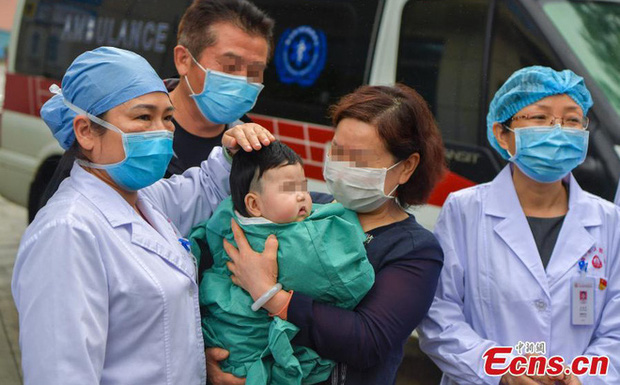 [TIN VUI] Bệnh nhân nhỏ tuổi nhất nhiễm virus corona tại tỉnh Hải Nam (Trung Quốc) được xuất viện - Ảnh 1.