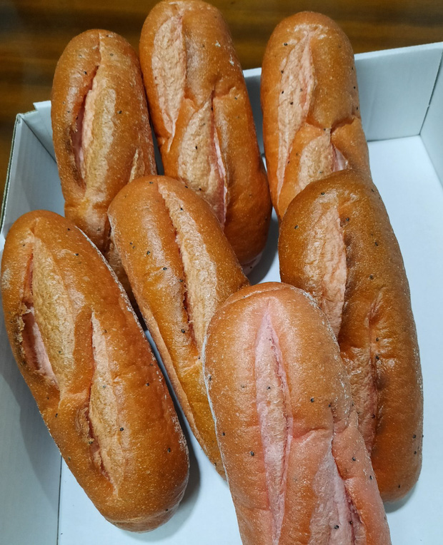 Bánh mì thanh long: món mới chỉ 6k/chiếc - vừa thử đồ lạ lại vừa giúp bà con giải cứu nông sản Việt trong mùa dịch virus corona - Ảnh 3.