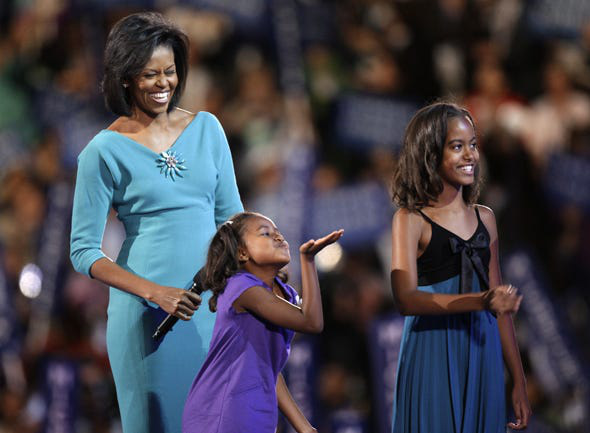 Lời khuyên đắt giá bà Michelle Obama dành cho hai cô con gái nhỏ: Hãy tự bước đi bằng chính đôi chân mình! - Ảnh 2.