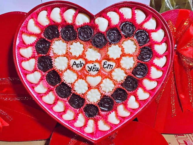 Mua sỉ socola 1.000 đồng/viên, xếp thành hộp quà Valentine “hét ...