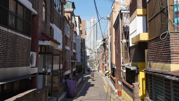 Nhà bán ngầm ở Seoul: Nơi người trẻ khom lưng mà sống, ‘mùi của cái nghèo’ rõ nhất vào hè nhưng họ vẫn từ chối biến thành ‘ký sinh trùng’ - Ảnh 3.
