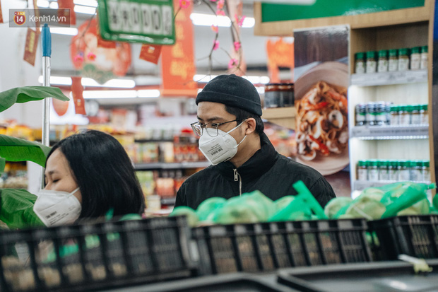 Cập nhật giá rau tăng vọt sau Tết, người Hà Nội đổ xô đi mua thực phẩm dự trữ giữa nạn dịch virus Corona - Ảnh 2.