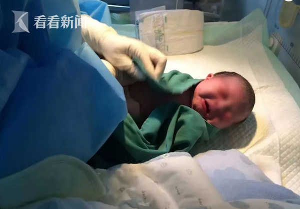 Khoảnh khắc xúc động khi em bé sơ sinh có bố mắc viêm phổi Vũ Hán và mẹ dương tính với virus corona chào đời khỏe mạnh tại khu cách ly - Ảnh 1.