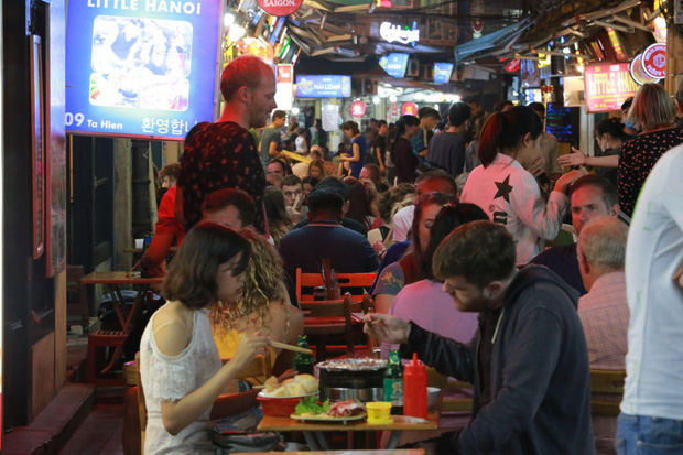 Người dân bắt đầu chủ quan giữa dịch Covid-19: phố Tạ Hiện vẫn đông đúc người ăn nhậu, nhân viên cafe không đeo khẩu trang - Ảnh 1.