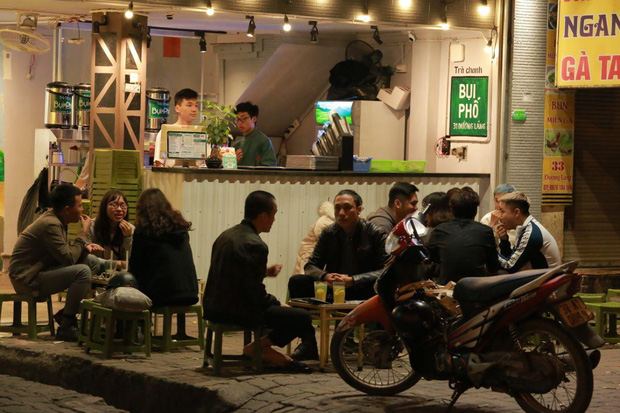 Người dân bắt đầu chủ quan giữa dịch Covid-19: phố Tạ Hiện vẫn đông đúc người ăn nhậu, nhân viên cafe không đeo khẩu trang - Ảnh 3.
