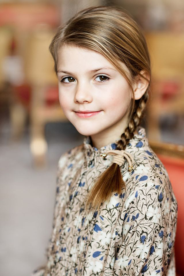 Tiểu công chúa tinh nghịch nổi tiếng của Hoàng gia Thụy Điển gây bất ngờ với vẻ ngoài xinh đẹp trong hình ảnh mới nhất - Ảnh 3.