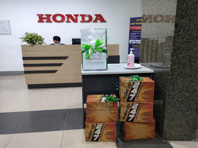 Pega tiếp tục “cà khịa” Honda: Gửi “tâm thư” chê thiết kế chân chống xe Honda dễ gây “bật móng khách hàng”, tặng 10 thùng nước tăng lực cà phê để Honda “tỉnh thức” chính mình - Ảnh 3.