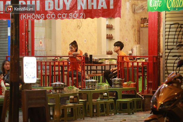 Người dân bắt đầu chủ quan giữa dịch Covid-19: phố Tạ Hiện vẫn đông đúc người ăn nhậu, nhân viên cafe không đeo khẩu trang - Ảnh 9.