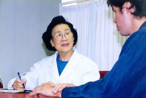 96 tuổi vẫn giữ được thần sắc cùng làn da mịn màng, hồng hào như thiếu nữ 18: Bác sĩ Trung Quốc tiết lộ bí quyết đến từ 3 món không ăn, 4 việc đừng làm - Ảnh 1.