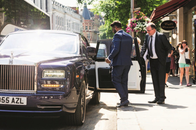 Tâm sự ‘thầm kín’ của tài xế Rolls-Royce cho giới nhà giàu: Phải lái xe như một quý ông, chỉ được đeo cà vạt xanh/đen và không nhiều chuyện! - Ảnh 4.