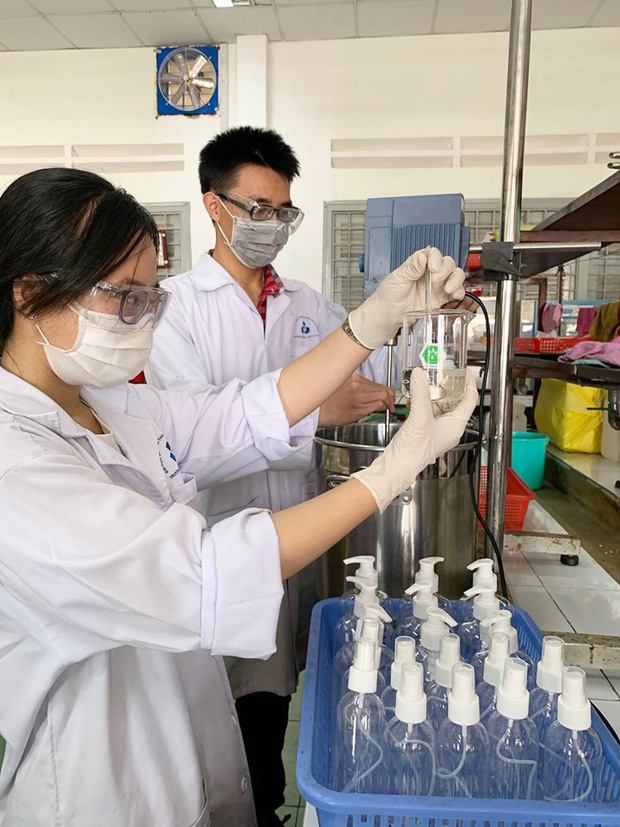 2 trường Đại học của Việt Nam chế 5 sản phẩm phun lên khẩu trang để phòng ngừa virus Corona - Ảnh 6.