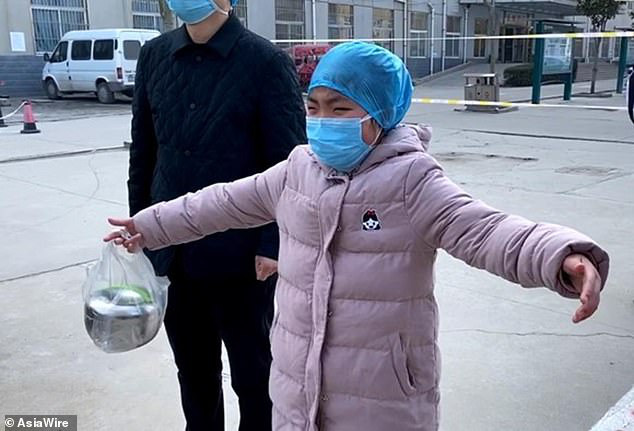 Làm việc trong khu cách ly virus corona, nữ y tá đành gửi con gái nhỏ chiếc ôm gió từ xa dù chỉ đứng cách vài bước chân khiến bao người nghẹn ngào - Ảnh 3.