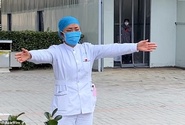Làm việc trong khu cách ly virus corona, nữ y tá đành gửi con gái nhỏ chiếc ôm gió từ xa dù chỉ đứng cách vài bước chân khiến bao người nghẹn ngào - Ảnh 2.
