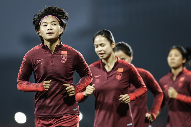 Mắc kẹt ở Vũ Hán vì virus Corona, cầu thủ nữ Trung Quốc gây chú ý khi mang bóng lên sân thượng luyện tập - Ảnh 3.