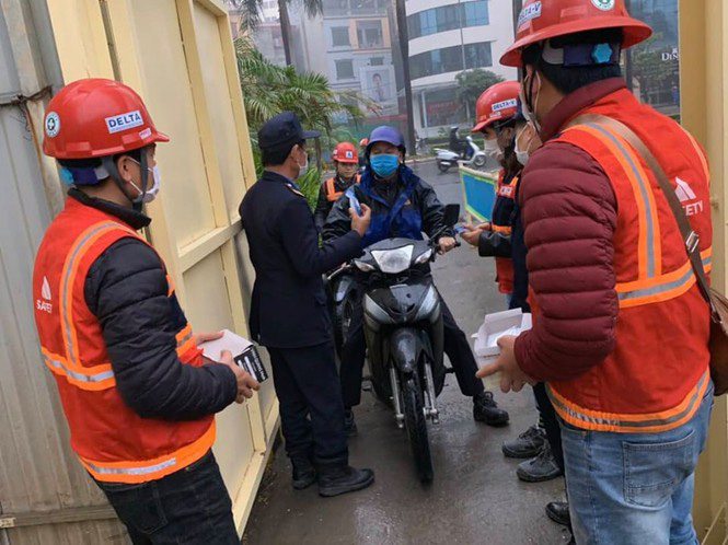 Công trường xây dựng Hà Nội đo thân nhiệt, phát khẩu trang cho công nhân - Ảnh 4. Công trường xây dựng Hà Nội đo thân nhiệt, phát khẩu trang cho công nhân - Ảnh 4.