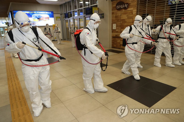 Hàn Quốc: Tổng số ca nhiễm COVID-19 vượt 3.700 người, một lãnh đạo của Shincheonji phủ nhận trách nhiệm - Ảnh 1.