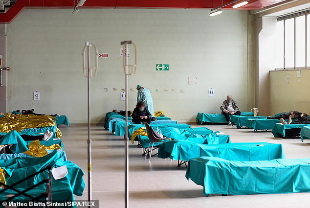 Thảm cảnh với y bác sĩ Vũ Hán tái diễn ở Italy: Nhân viên y tế tím mặt vì đeo khẩu trang, ngủ gục trên bàn vì kiệt sức - Ảnh 4.