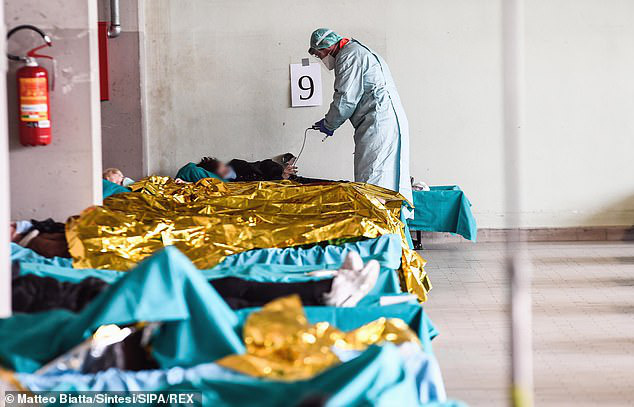 Thảm cảnh với y bác sĩ Vũ Hán tái diễn ở Italy: Nhân viên y tế tím mặt vì đeo khẩu trang, ngủ gục trên bàn vì kiệt sức - Ảnh 9.