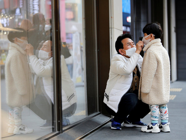 Số ca nhiễm mới trong ngày giảm mạnh, thủ tướng Hàn Quốc vẫn lo ngại về nguy cơ siêu lây nhiễm tại ổ dịch lớn nhất Seoul với hơn 100 người mắc bệnh - Ảnh 1.