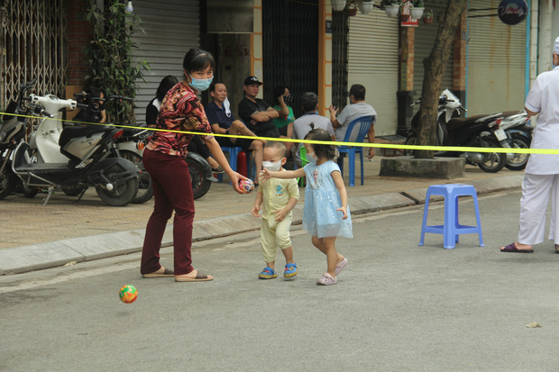 Người dân trong khu cách ly ở Hà Nội: “Công an, bệnh viện mới khổ chứ tôi còn đang béo ra đây này!” - Ảnh 14.