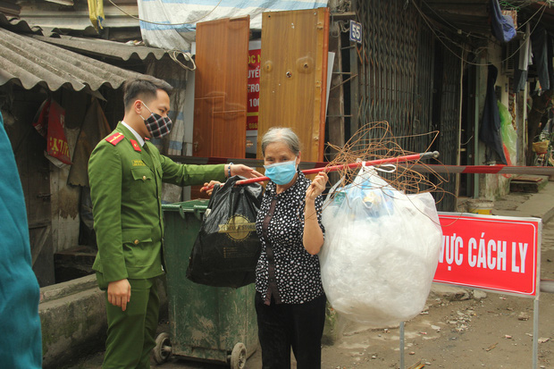 Người dân trong khu cách ly ở Hà Nội: “Công an, bệnh viện mới khổ chứ tôi còn đang béo ra đây này!” - Ảnh 16.