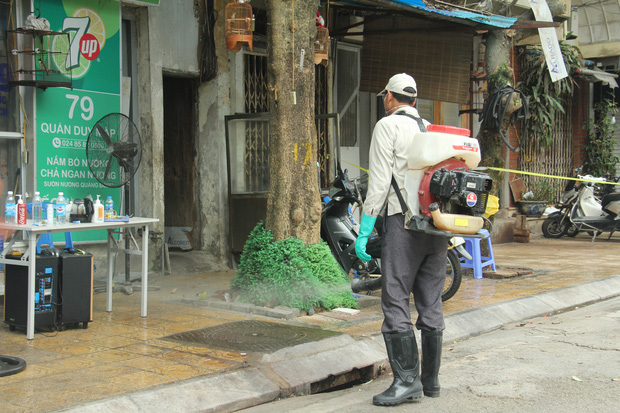 Người dân trong khu cách ly ở Hà Nội: “Công an, bệnh viện mới khổ chứ tôi còn đang béo ra đây này!” - Ảnh 5.