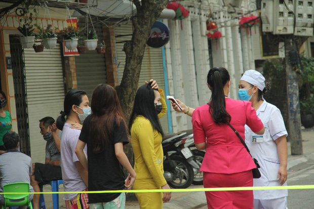 Người dân trong khu cách ly ở Hà Nội: “Công an, bệnh viện mới khổ chứ tôi còn đang béo ra đây này!” - Ảnh 6.