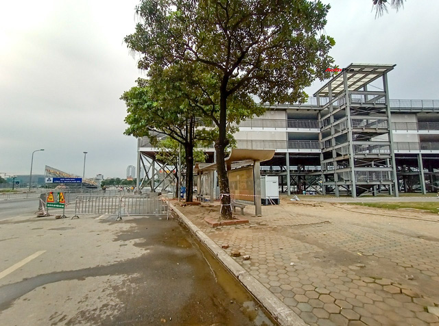 Quang cảnh đường đua F1 Hà Nội sau lệnh hoãn: Đại công trường ngổn ngang, công nhân vẫn làm việc - Ảnh 6.