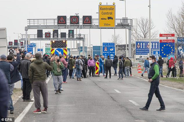 EU đóng cửa toàn bộ biên giới trong 30 ngày - Ảnh 1.
