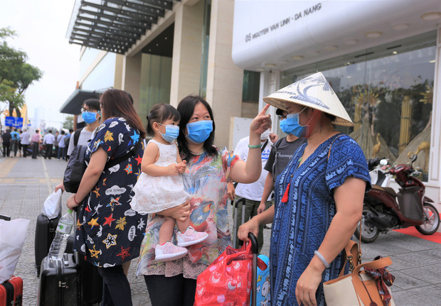 Du khách nước ngoài vui mừng rời khu cách ly ở Đà Nẵng: Cảm ơn các bạn, chúng tôi sẽ quay lại vào một ngày thuận lợi hơn - Ảnh 9.